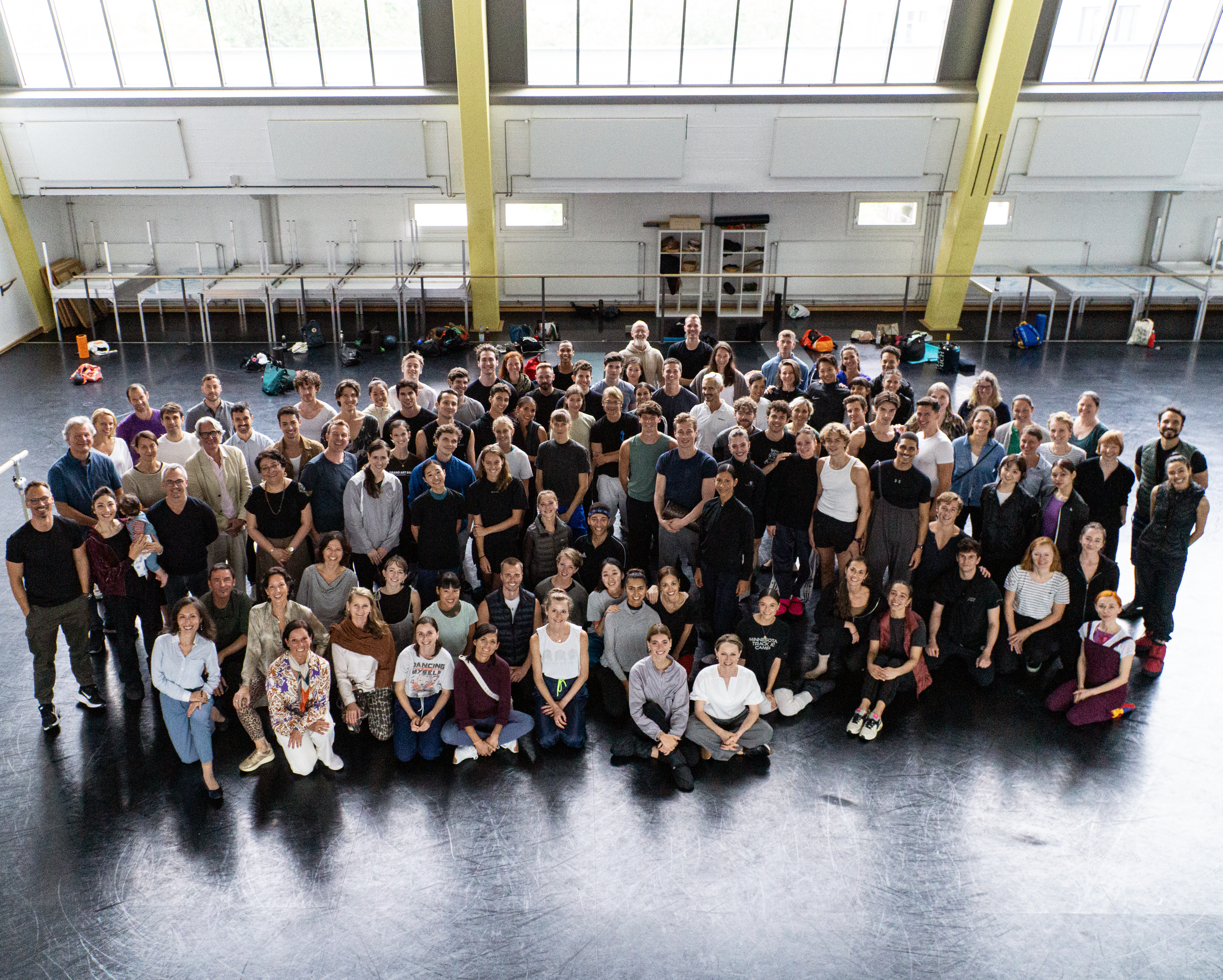Gruppenfoto der gesamten Kompanie im Ballettsaal