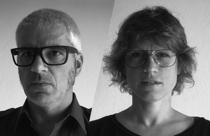 cube.bz Zwei Schwarzweiß Portraits von María de la Cámara und Gabriel Paré vor weißer Wand.
