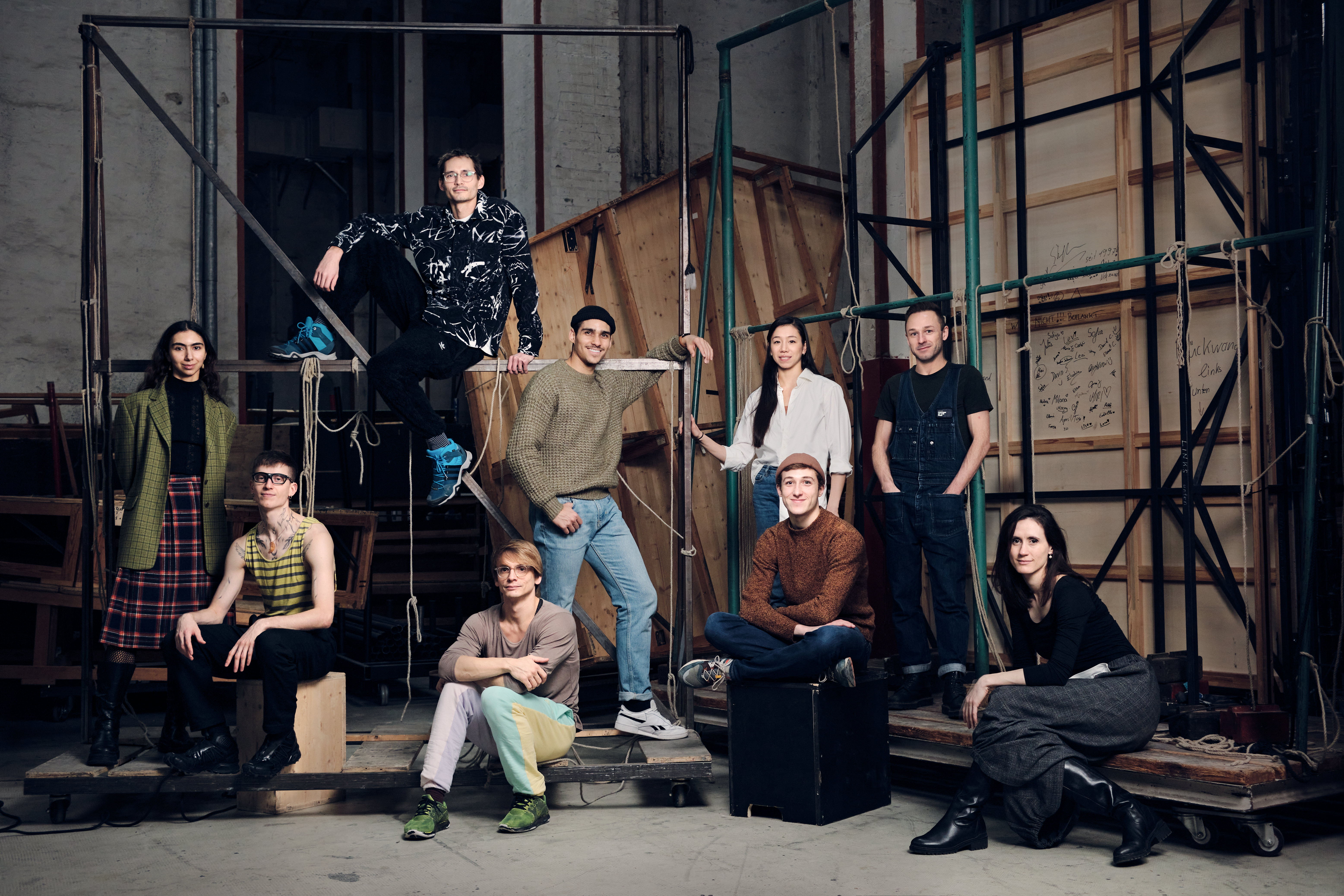 Die Choreograph*innen beim Gruppenfoto (v.l.n.r.): Vivian Assal Koohnavard, Shaked Heller, Dominik White Slavkovský, Alexander Abdukarimov (unten), Gustavo Chalub, Clotilde Tran, Théo Just, Ross Martinson und Aurora Dickie, Foto: Admill Kuyler 