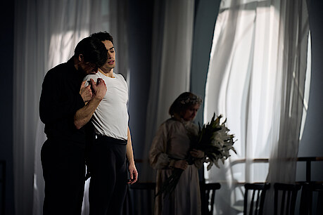 Zwei Tänzer und Frau im Hintergrund