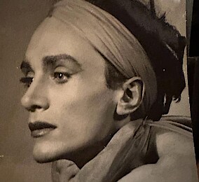 Portrait von Gert Reinholm mit Stirnband und androgynem Makeup.