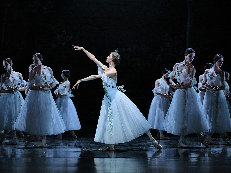Vera Segova als Myrtha und Ensemble.
