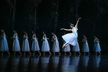 Vera Segova als Myrtha und Ensemble.