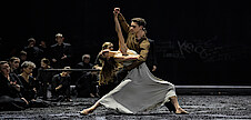 Pas de deux von Polina Semionova und David Soares auf schwarzem Schnee.