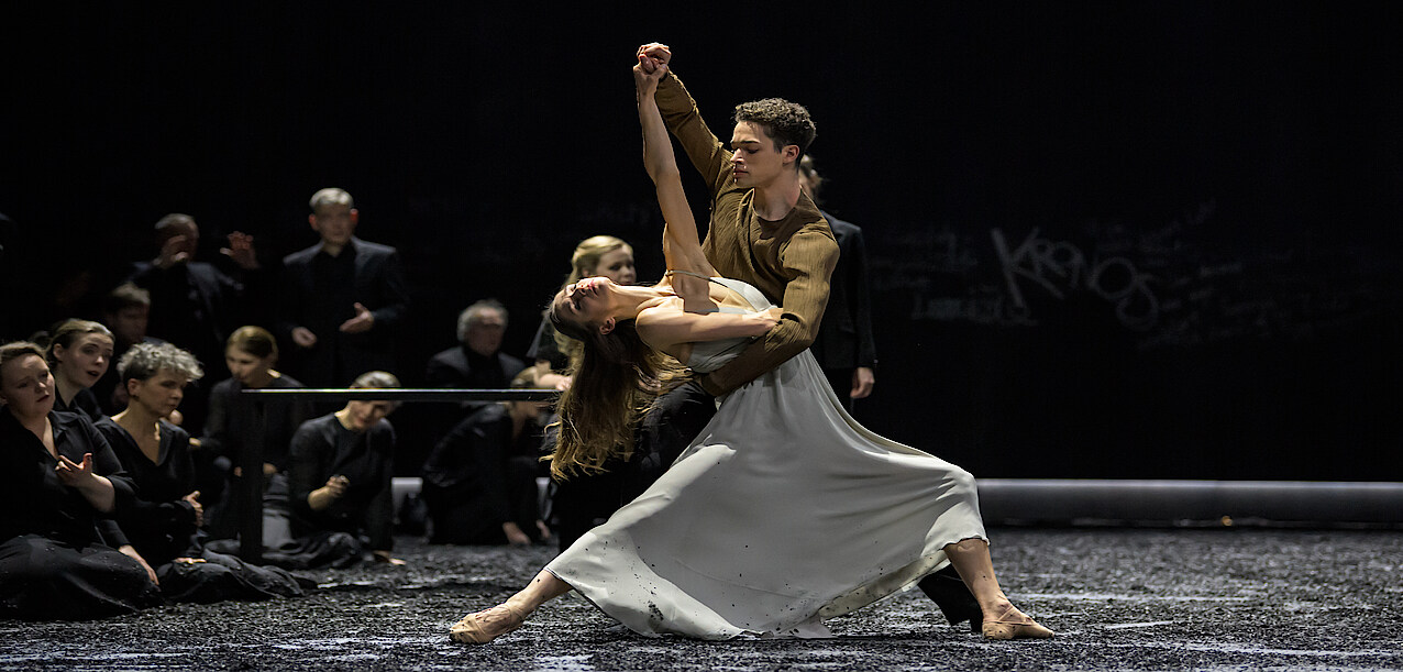 Pas de deux von Polina Semionova und David Soares auf schwarzem Schnee.