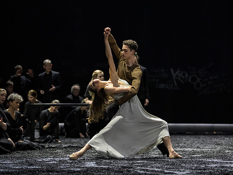 Pas de deux von Polina Semionova und David Soares auf schwarzem Schnee.