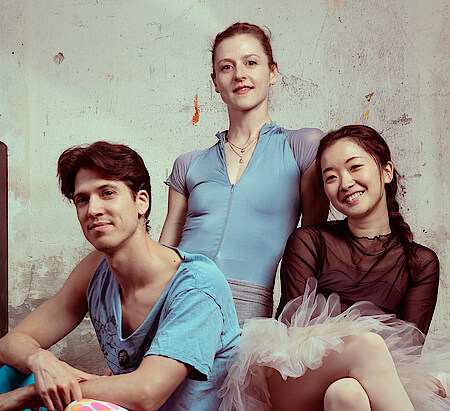 Portrait der drei Ersten Solotänzer*innen Martin ten Kortenaar, Weronika Frodyma und Haruka Sassa.