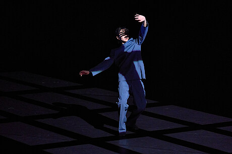 Eine Tänzerin im Gegenlicht