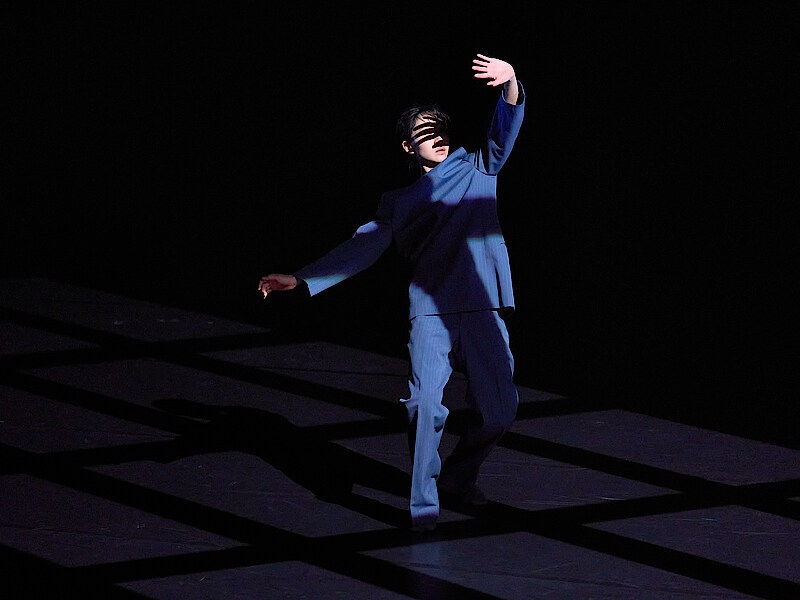 Eine Tänzerin im Gegenlicht