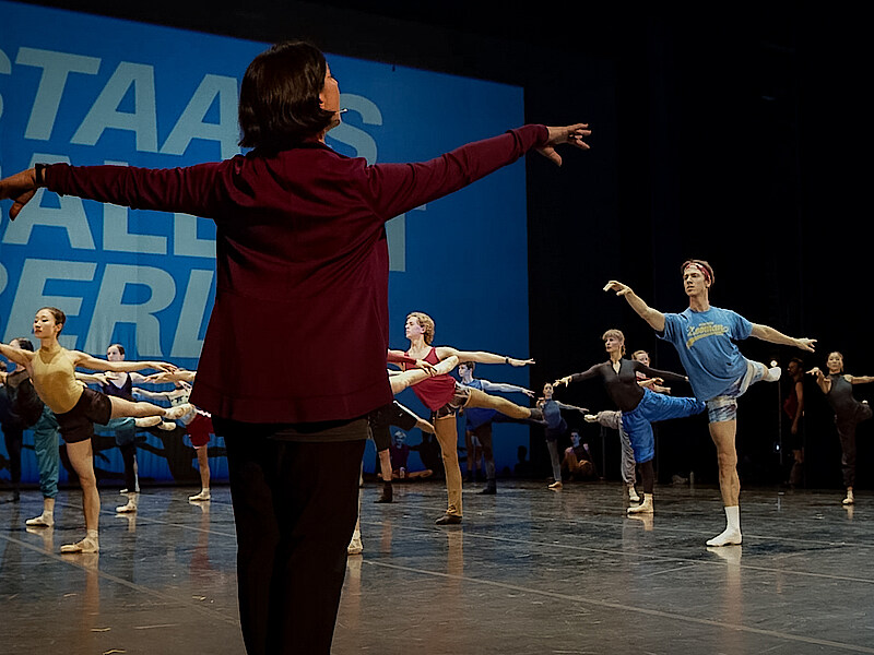 Ballettmeisterin Christine Camillo und Tänzer*innen beim Training auf der Bühne der Staatsoper Unter den Linden.