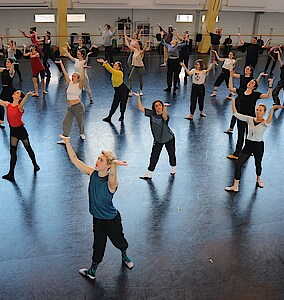 Tänzer im großen Ballettstudio, von oben fotografiert