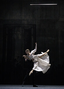 David Soares als Rodolpho hebt Weronika Frodyma als Emma Bovary in einem Pas de deux.