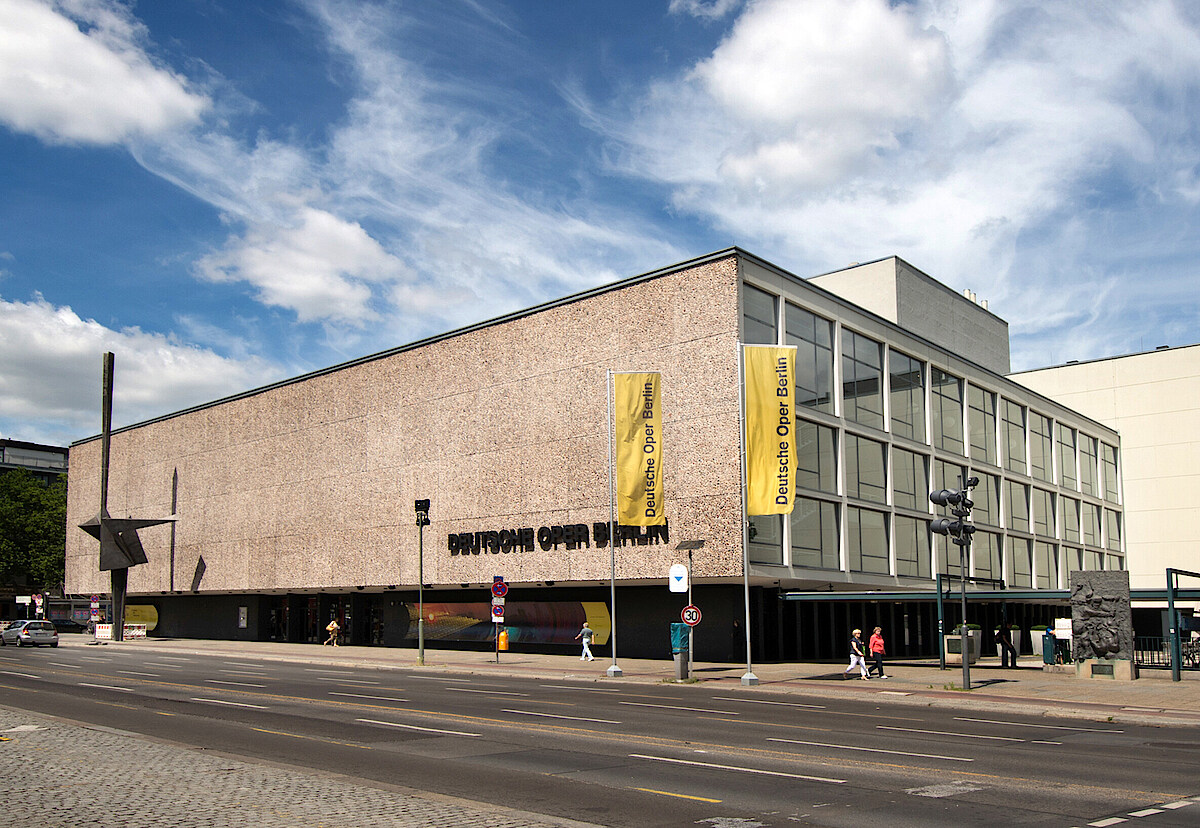 Deutsche Oper Berlin vor blau-weißem Himmel