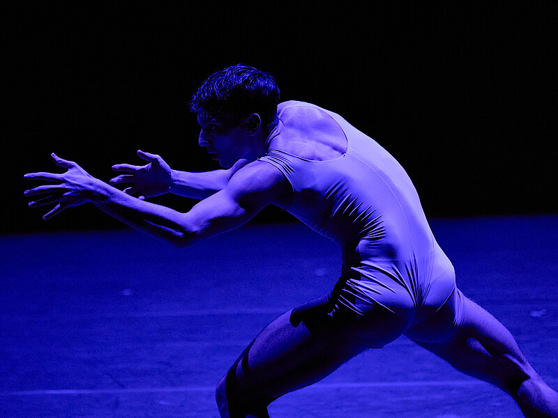 Tänzer in blauem Licht