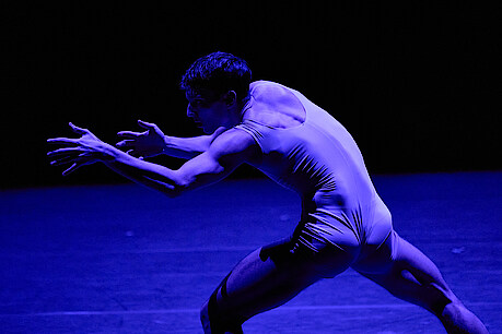 Tänzer in blauem Licht