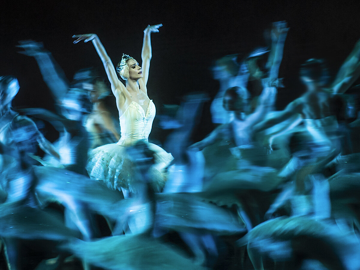 Polina Semionova als Odette, umringt von tanzenden Schwänen.