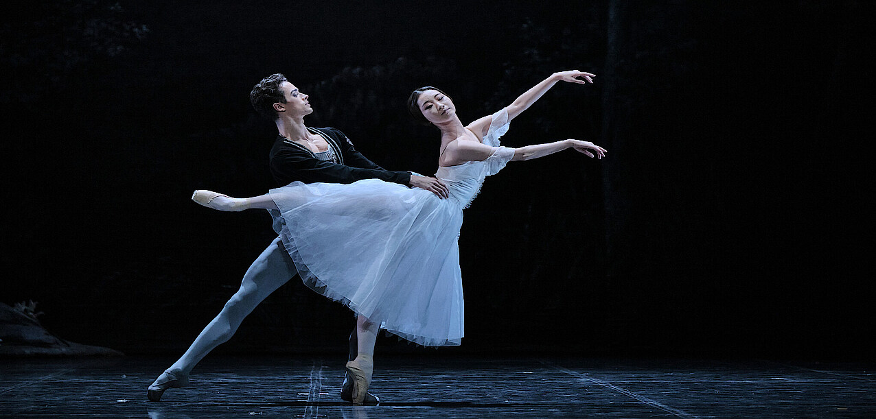 Giselle Haruka Sassa und David Soares als Giselle und Albrecht im zweiten Akt.