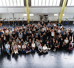 Gruppenfoto der gesamten Kompanie im Ballettsaal