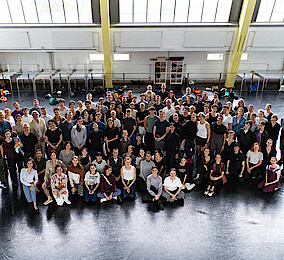 [Translate to Staatsballett EN:] Gruppenfoto der gesamten Kompanie im Ballettsaal