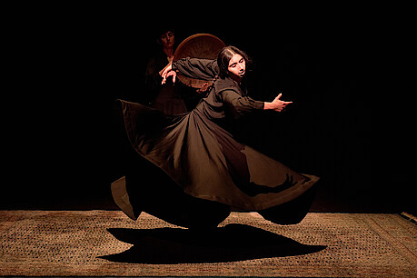 Tanzende Frau in schwingendem Rock