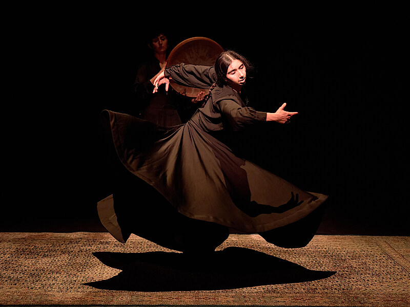 Tanzende Frau in schwingendem Rock