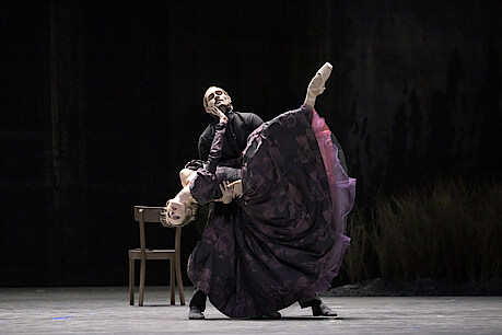 Weronika Frodyma als Emma Bovary und Dominik White Slavkovsky als Monsieur Lheureux.