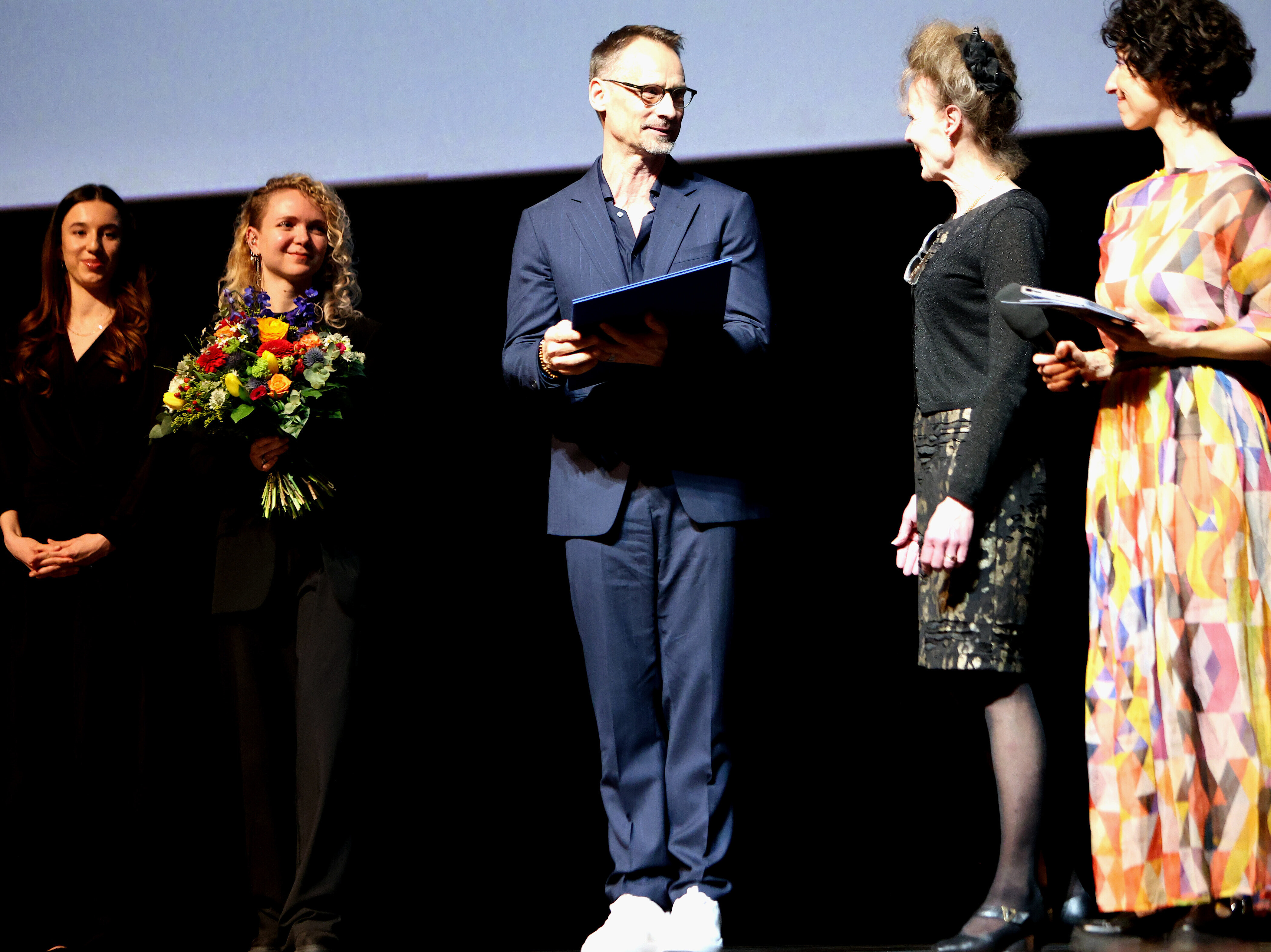 Deutscher Tanzpreis 2026 © Ursula Kaufmann Verleihung des Deutschen Tanzpreises. Auf der Bühne empfängt Intendant Christian Spuck die Auszeichnung.