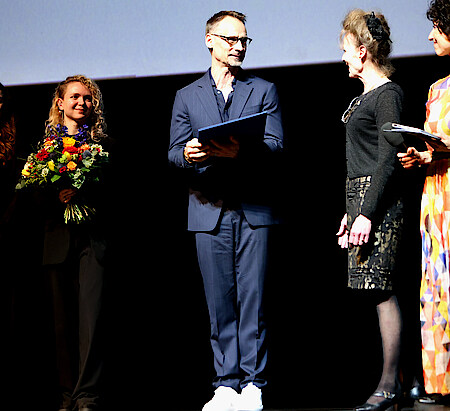 Verleihung des Deutschen Tanzpreises. Auf der Bühne empfängt Intendant Christian Spuck die Auszeichnung.