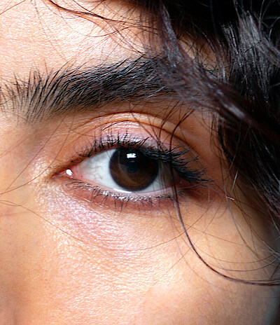Die Augen der Tänzerin Vivian Assal Koohnavard. Der linke Arm verdeckt das rechte Auge halb.