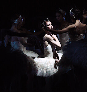 Iana Salenko als Odette, umringt vom Corps de ballet