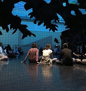 Dunkler Ballettsaal mit Kulissen
