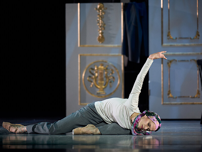 Nurejew Tänzerin auf dem Boden