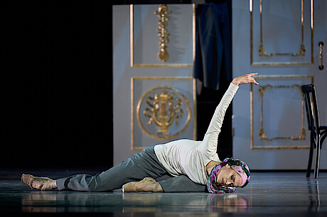 Tänzerin auf dem Boden