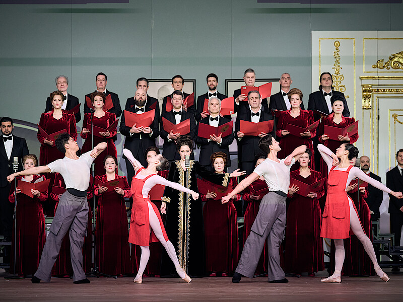 Nurejew Ensemble von Tänzer*innen und Chor