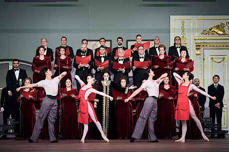 Ensemble von Tänzer*innen und Chor