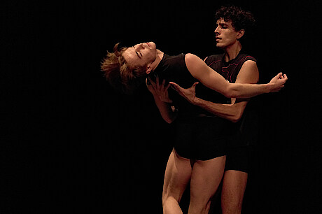 Zwei tanzende Männer in einer Umarmung