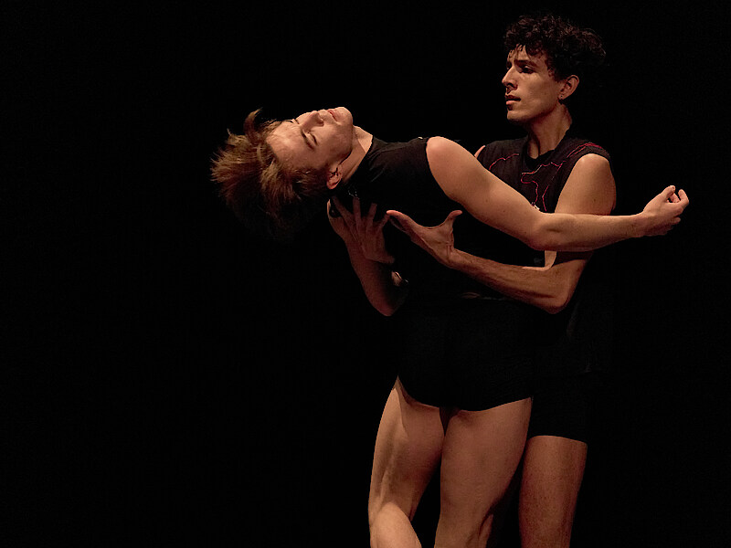 Zwei tanzende Männer in einer Umarmung