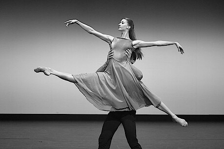 Tänzerin wird hochgehoben