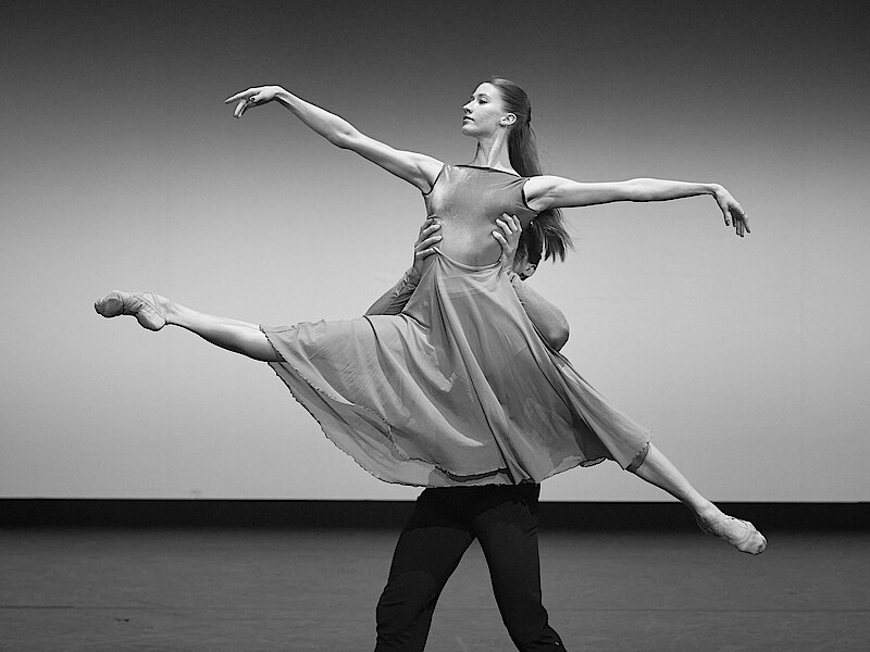 Tänzerin wird hochgehoben