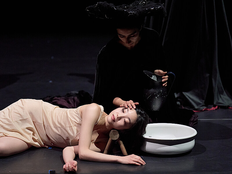 Frau wäscht Frau die Haare