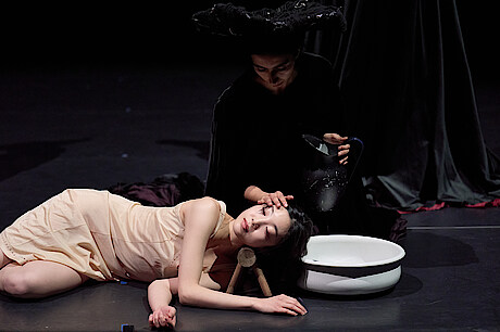 Frau wäscht Frau die Haare