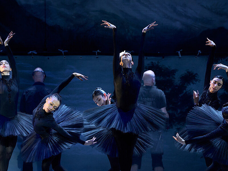 Nurejew Gruppe von Tänzer*innen in schwarz