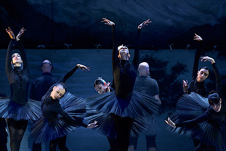 Gruppe von Tänzer*innen in schwarz