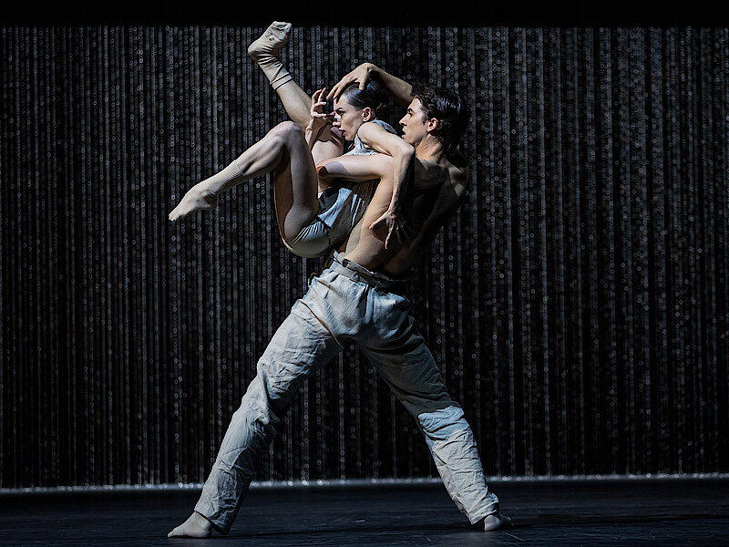 Gods and Dogs Martin ten Kortenaar und Fiona McGee tanzen vor einem Vorhang aus Metallketten.