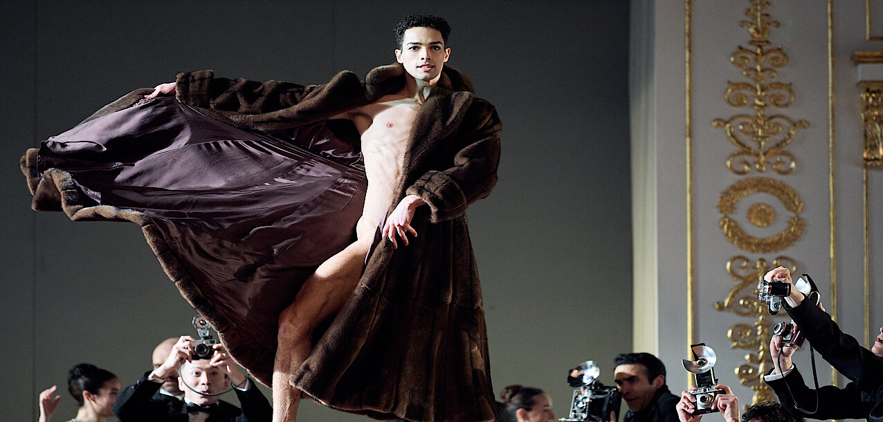 Nurejew Tänzer in Mantel und Fotografen