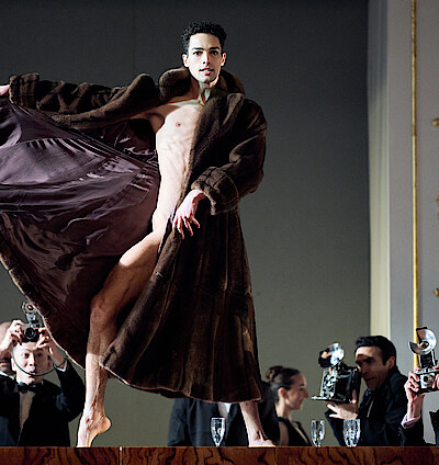 Nurejew Tänzer in Mantel und Fotografen