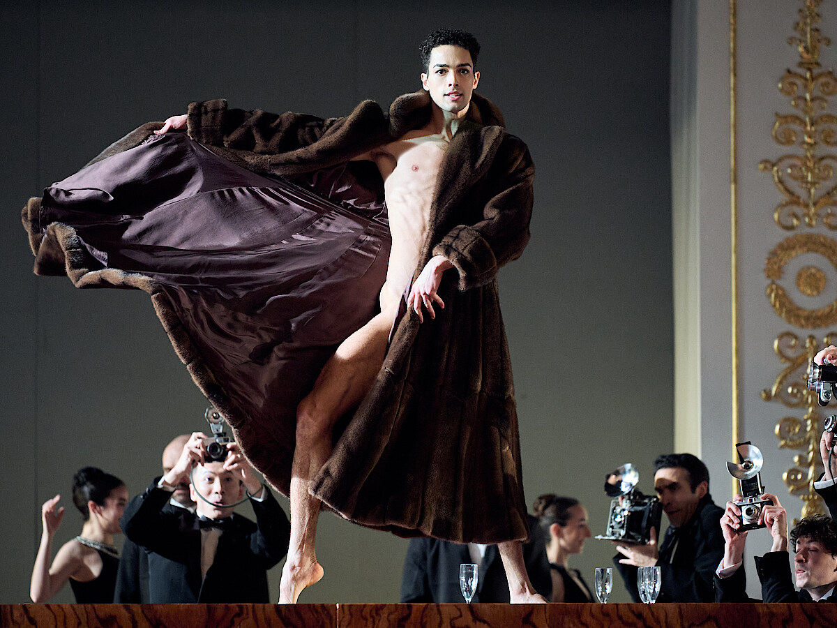 Nurejew Tänzer in Mantel und Fotografen