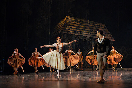 Ksenia Ovsyanick und David Soares als Giselle und Albrecht.