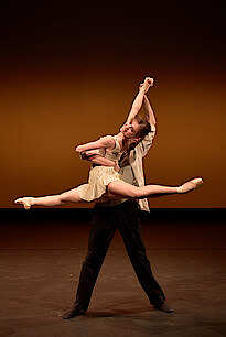 Tänzerin bei großem Sprung