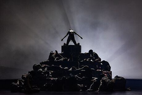 Tänzer vor Lichtstrahl